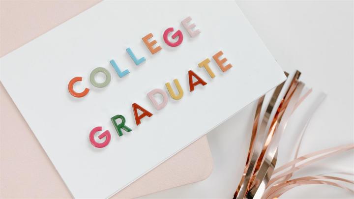 Un cadeau brillant lors de la cérémonie de mariage