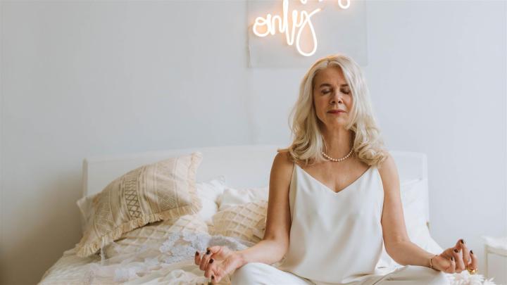 Une invitation de mariage au-delà des cartes électroniques